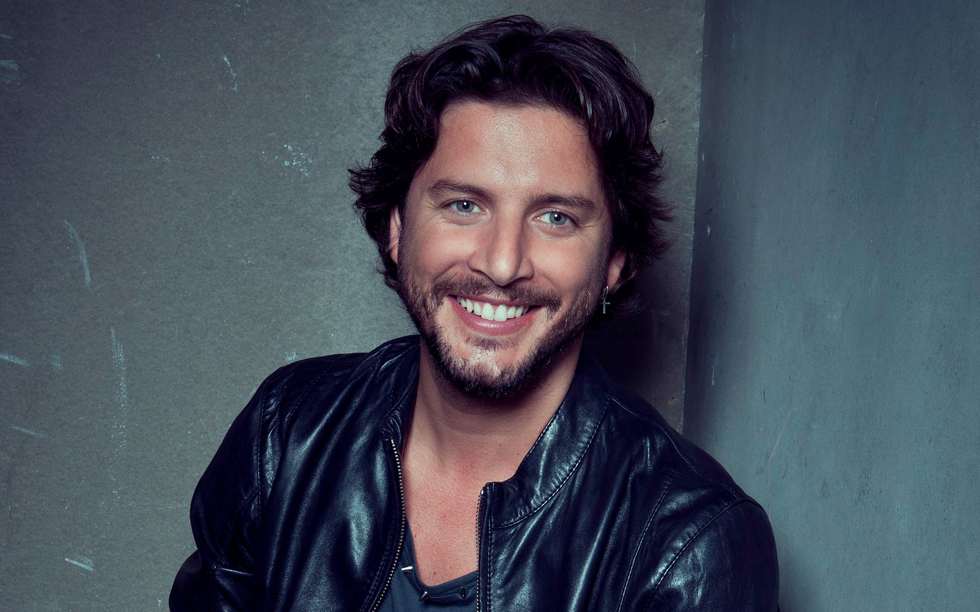 Del año 2018 escuchamos a Manuel Carrasco con su popular single «QUE BONITO ES QUERER»